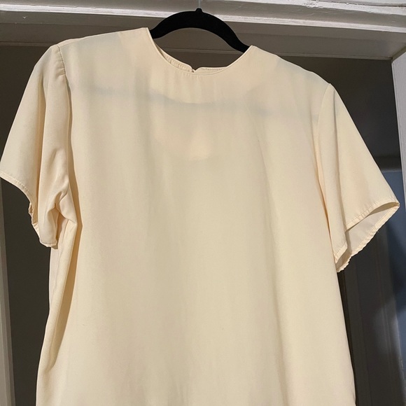 Cream colored blouse - Picture 3 of 4